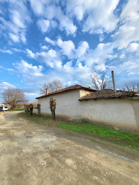 Къща с 2200кв.м двор на 35км от Пловдив