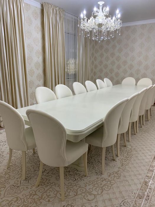 Белый стол и стулья