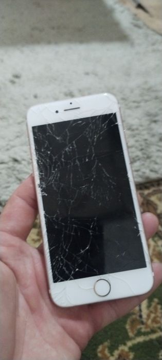 Айфон 7 на запчасти  экран разбит