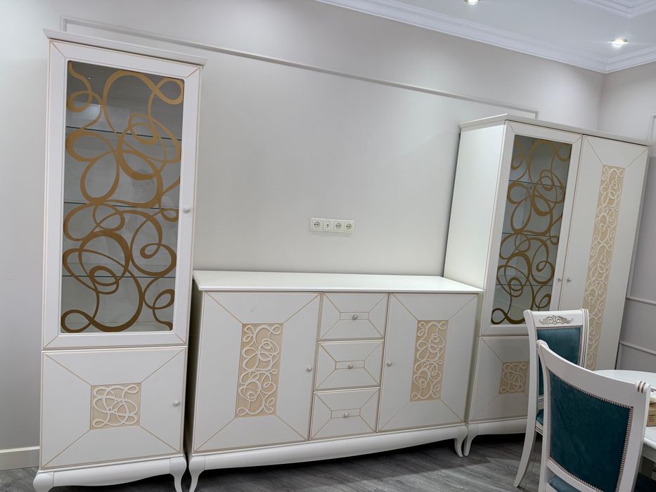 Шкаф витрина в гостиную