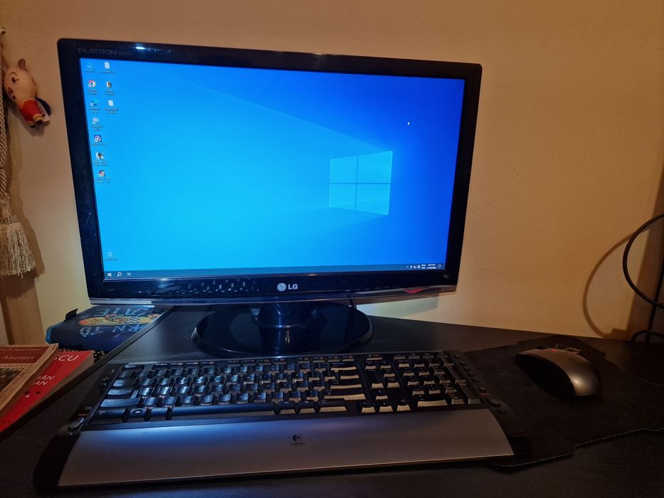 Sistem PC, unitate, monitor LG, SSD, Windows 10.