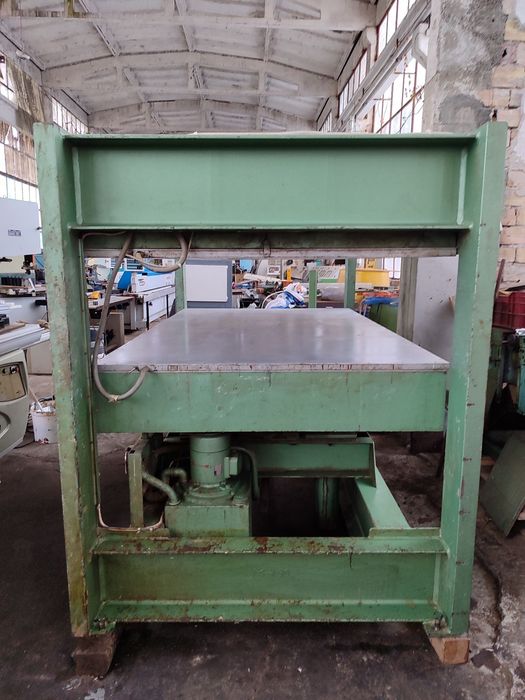 топла преса за врати  и фурнир затопляне с електрически нагреватели