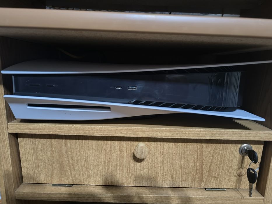 Продам PS 5 в новом состоянии