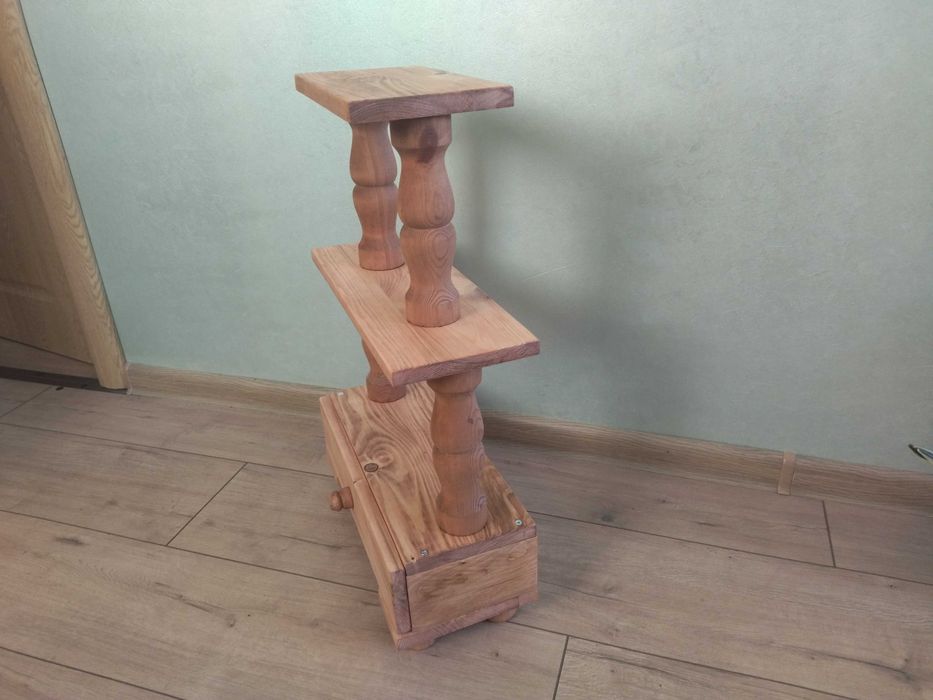 Дървена етажерка със струговани орнаменти !!!