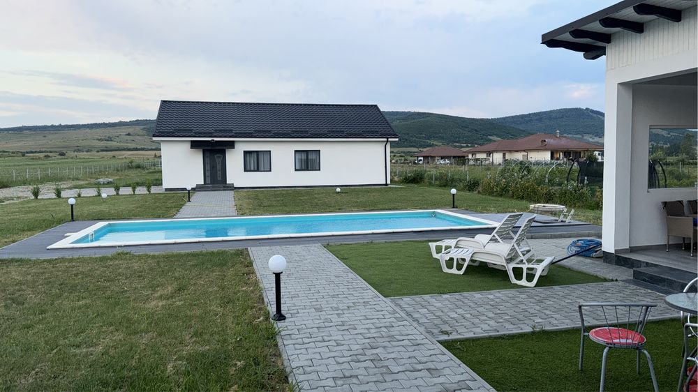 Vând 2 Case + Piscina + 1 Hectar Teren Intravilan cu utilitați