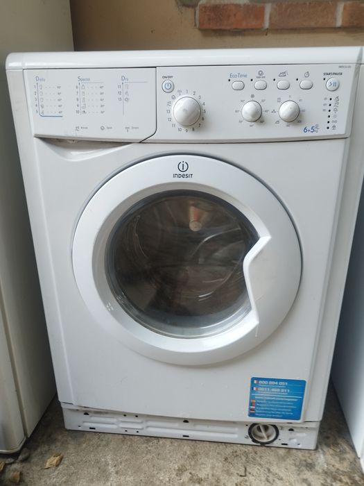 Vând mașina de spălat cu uscător,marca Indesit