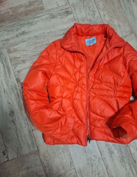 Geacă damă Guess roșie, tip puffer, stare foarte bună, mărimea S