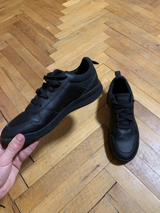 Обувки Adidas.