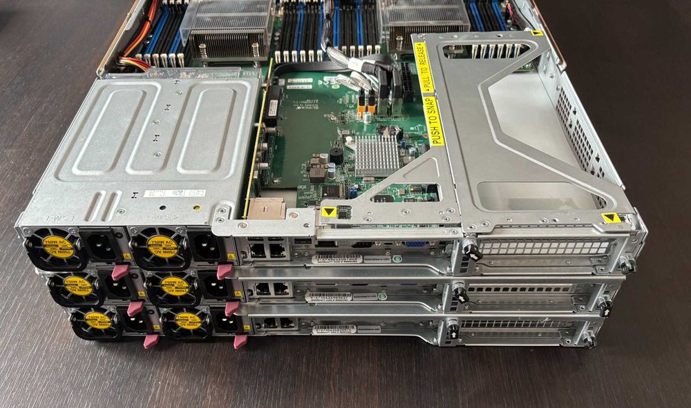 Server Supermicro SYS-1028U-TR4+, surse redundante
