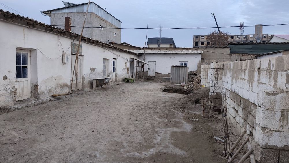 Qiziltepa bozorni ichidan joy sotiladi