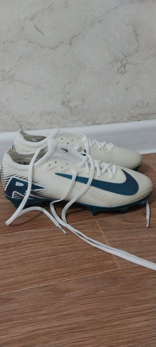 Футболный бутсии размер 37