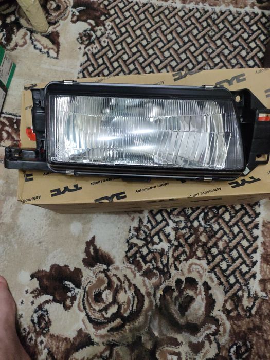 Мазда 323 седан. Фара правая.