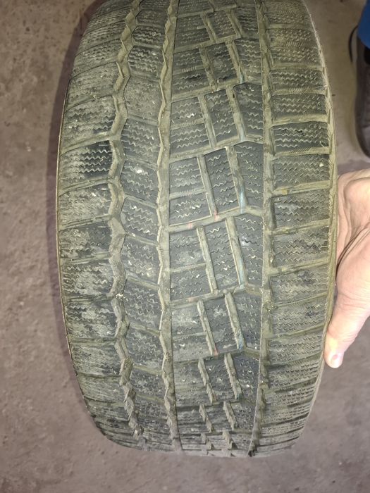 Шина R18x235x40 зимние.