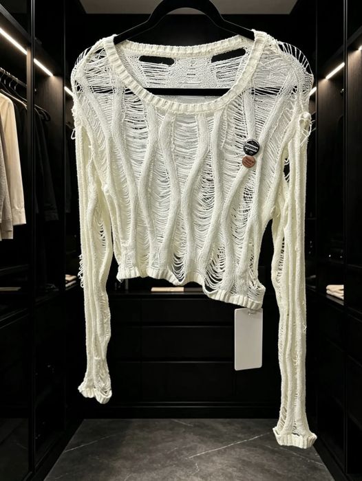 pulover crop tricotat perfect pentru outfituri lejere, moderne și cu influențe grunge sau streetwear.