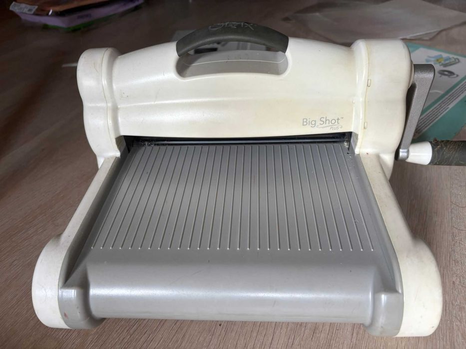 Set Complet Crafting/Scrapbooking: Sizzix Big Shot Plus A4 + Matrițe + Hârtie Premium