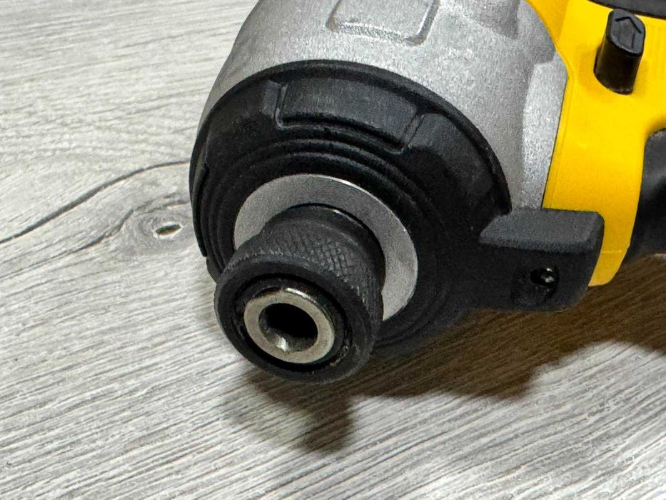 Акумулаторен Безчетков Винтоверт DeWalt DCF787  18V  XR