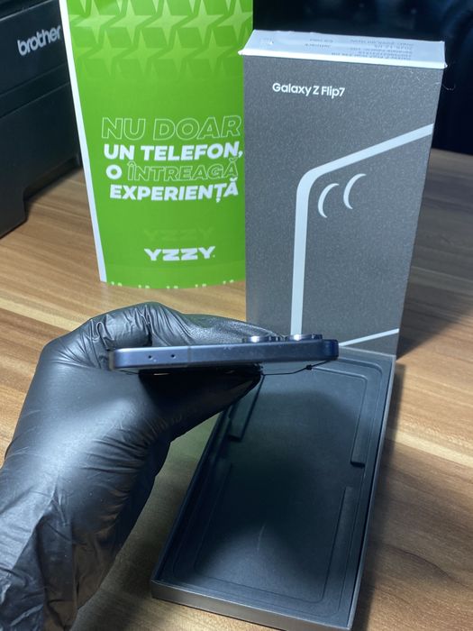 Samsung Galaxy Z Flip7 • 256 GB • Jetblack