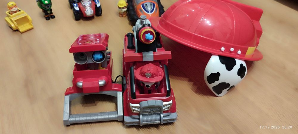 Patrula cățelușilor, sediu cu mașini și figurine, lansator și casca