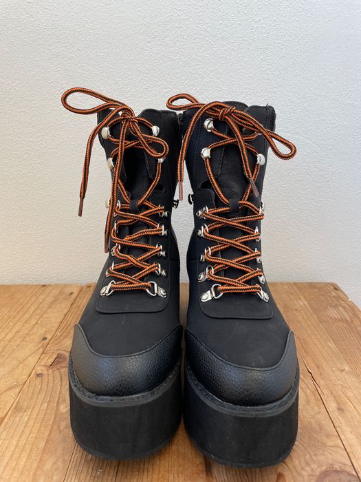 Bocanci negri cu șiret, damă