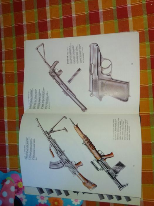 Продавам антикварна книга на Анлийски език