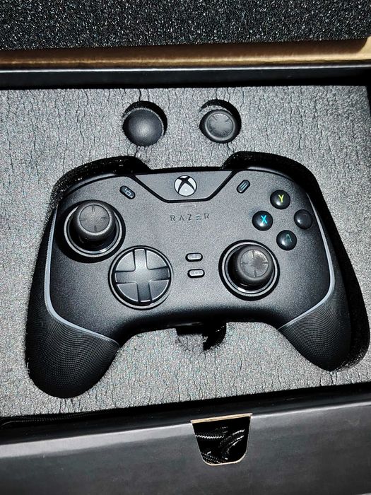 RAZER Wolverine V2 Chroma controller Xbox si PC cu cutie