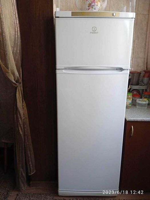 Продается холодильник Indesit двух камерный