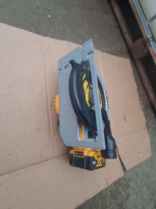 Circular dewalt DCS 565 .