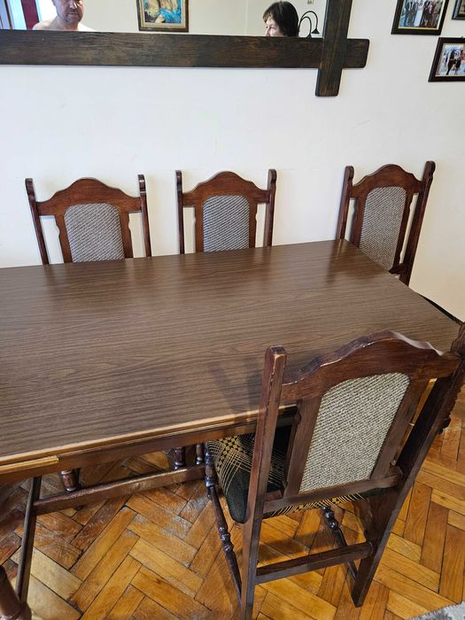 Продавам разтегателна маса за хол и трапезария