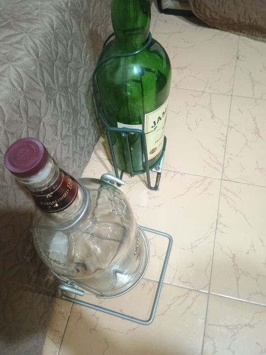 Шишета стъклени на стойка