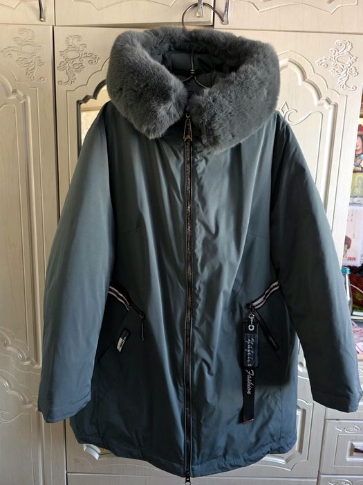 Продам парку  зелёную