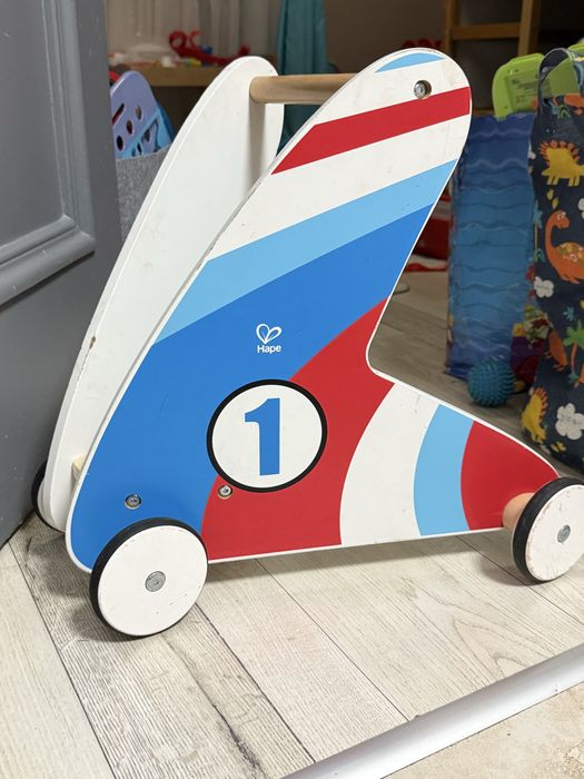 Детски дървен уокър на Hape