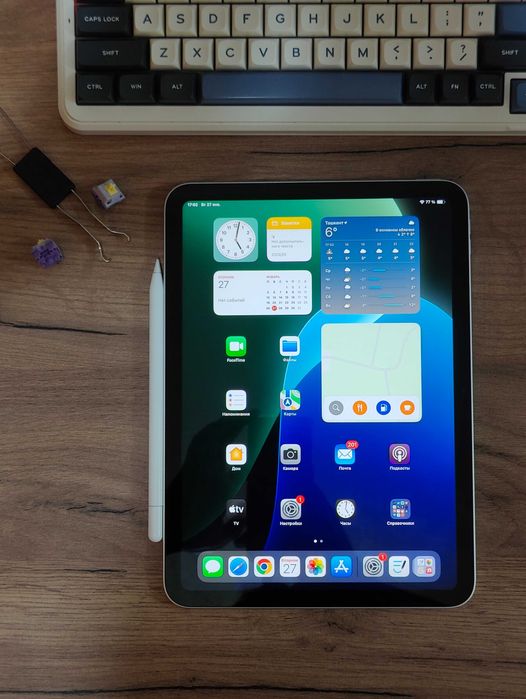 iPad 11 (A16) & AirPods Max (1st Gen, Lightning)