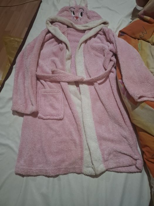 Vând halat roz,cu gluga cu fata de iepuraș