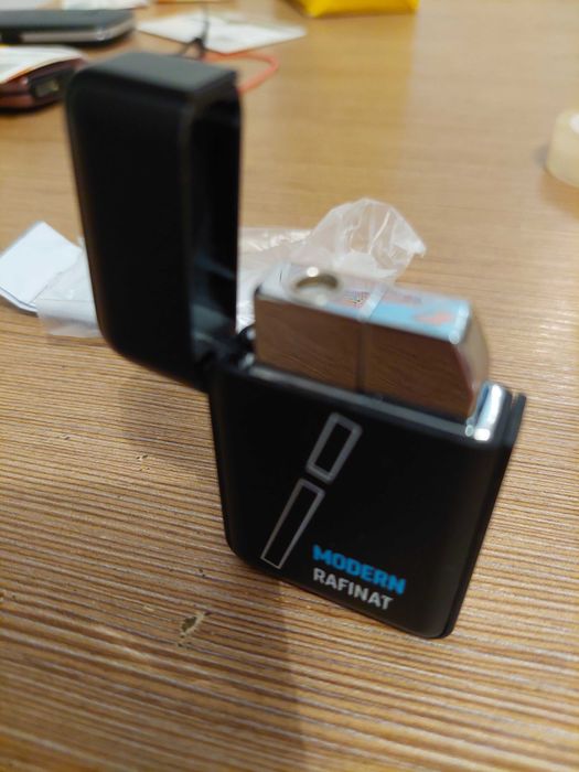 Brichetă metalica antivant reincarcabila de la Winston ,sigilata