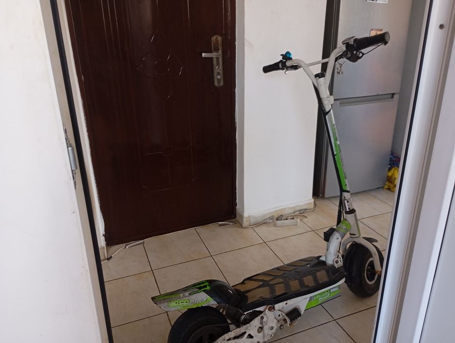 Vând trotineta electrica