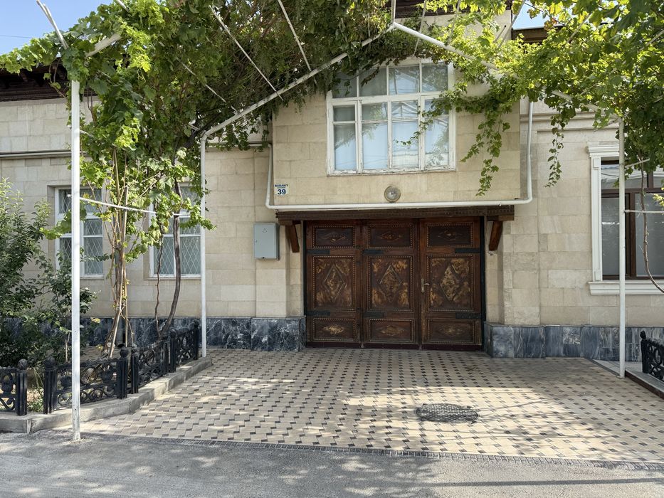Тахта дарвоза сотилади