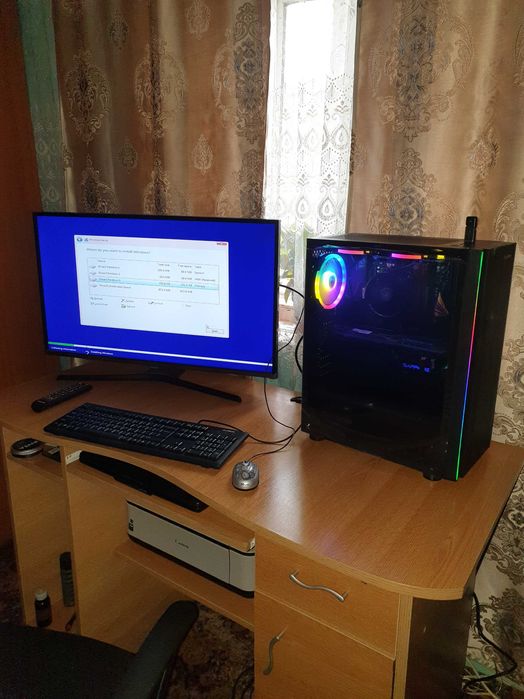 Unitate PC + monitor cadou, AMD Ryzen 5, RAM 4000 Mhz, placa video 8GB