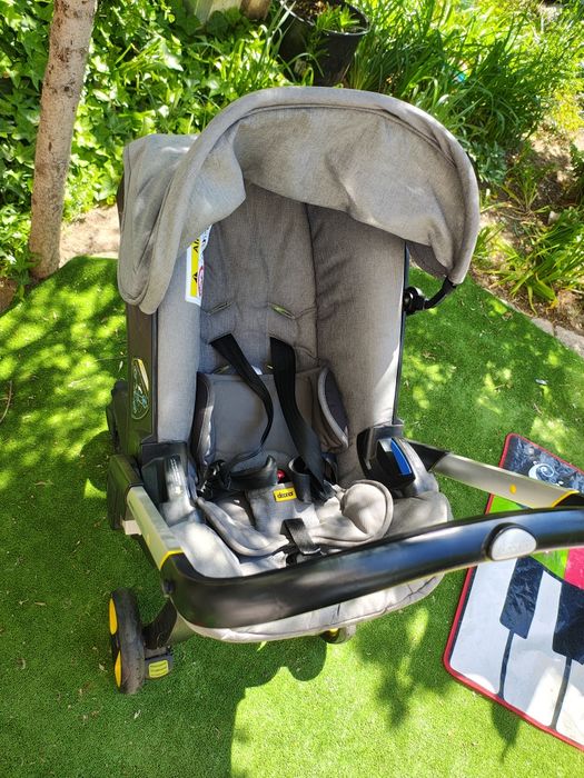 Cărucior Donna cu baza isofix, husa de ploaie, protecție bancheta și geantă specială pentru cărucior.