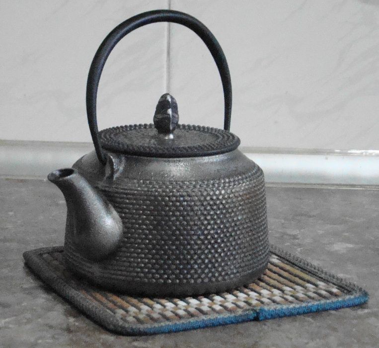 Продам заварочный чугунный чайник. 1 л.