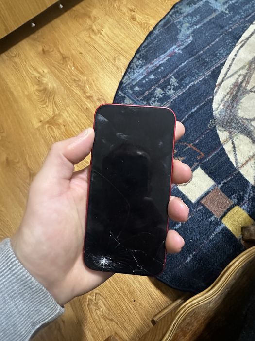 Iphone 13 mini, necesita doar ecranul schimbat