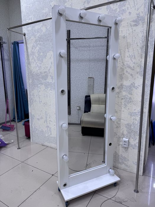 Зеркало для магазина и дома , отличное состояние.