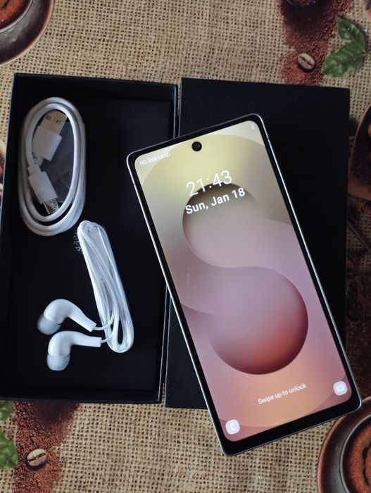 Продавам смартфон  нов   8GB  Ram  256 GB  Вътрешна  памет