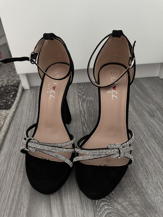 Sandale cu toc marimea 35