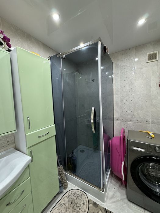 Душевая кабина , в хорошем состоянии .