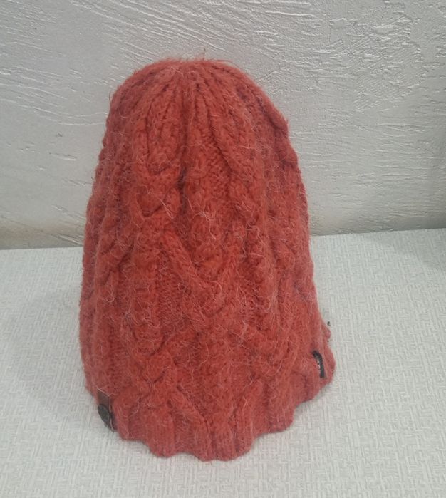 Отдам шапки теплые