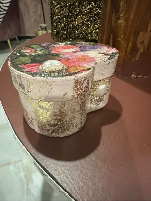 Кутийка във формата на сърце.