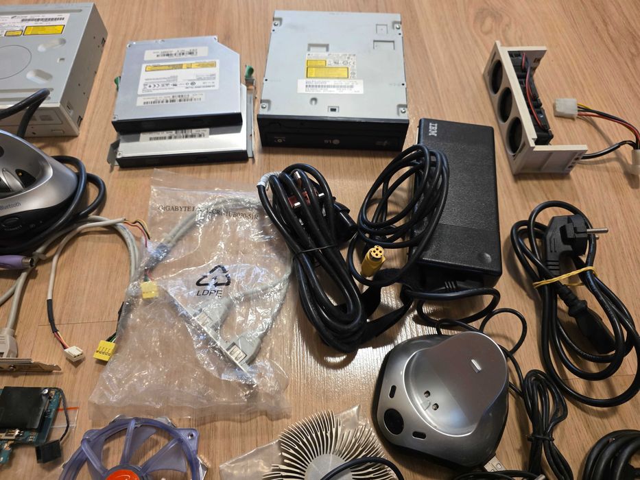 dvd, SD card reader, logitech мишка, displayport