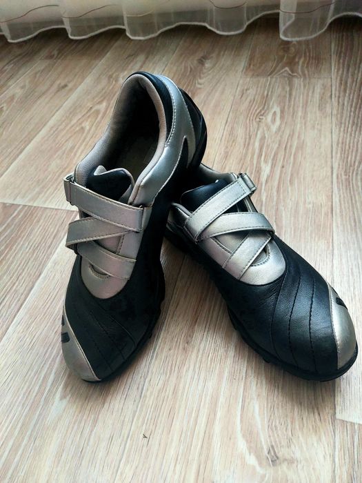 Продам футбольные бутсы