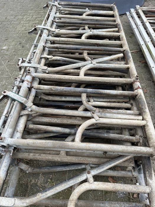 Fronturi furajare cu auto-blocare