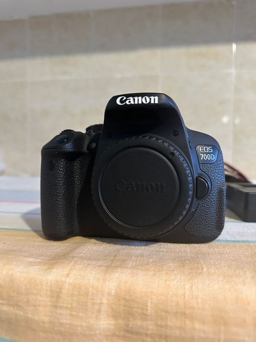 Aparat foto canon eos 700D